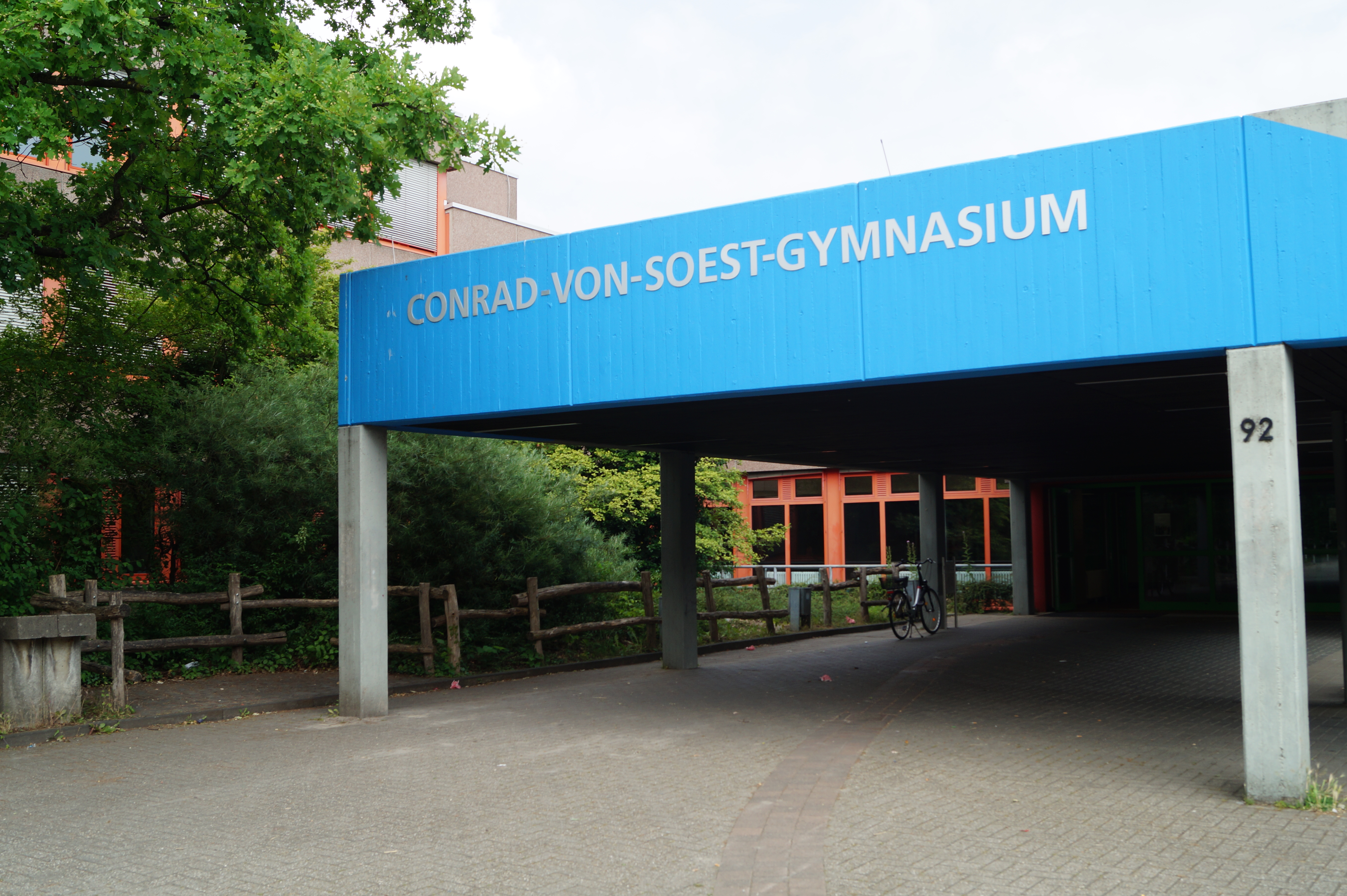 Eingangsbereich des Conrad-von-Soest-Gymnasiums